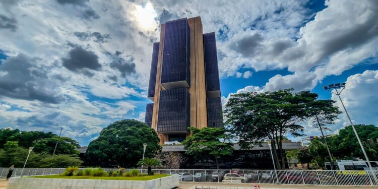 Juros pressionam a dívida mais que gastos públicos, dizem economistas