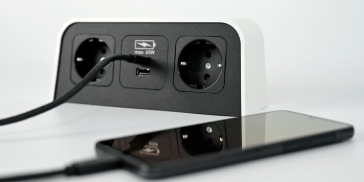 O que é juice jacking? Saiba como funciona a ameaça que usa portas USB