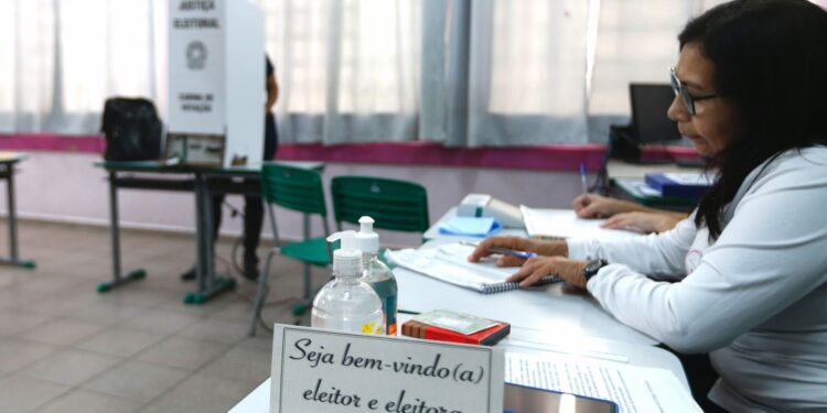 Eleições 2026: eleitor pode se inscrever para ser mesário voluntário
